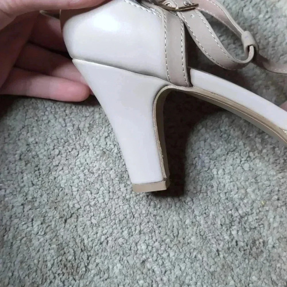 Journee Collection Olina Women's Mary Jane Heels - Picture 4 of 10